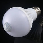 หลอดไฟ LED E27 7W 16 ดวง SMD 5730 450LM พร้อมเซนเซอร์ตรวจจับความเคลื่อนไหวอินฟราเรด ระยะเซนเซอร์: 4-6 เมตร, AC 220V, E27 7W แสงขาว