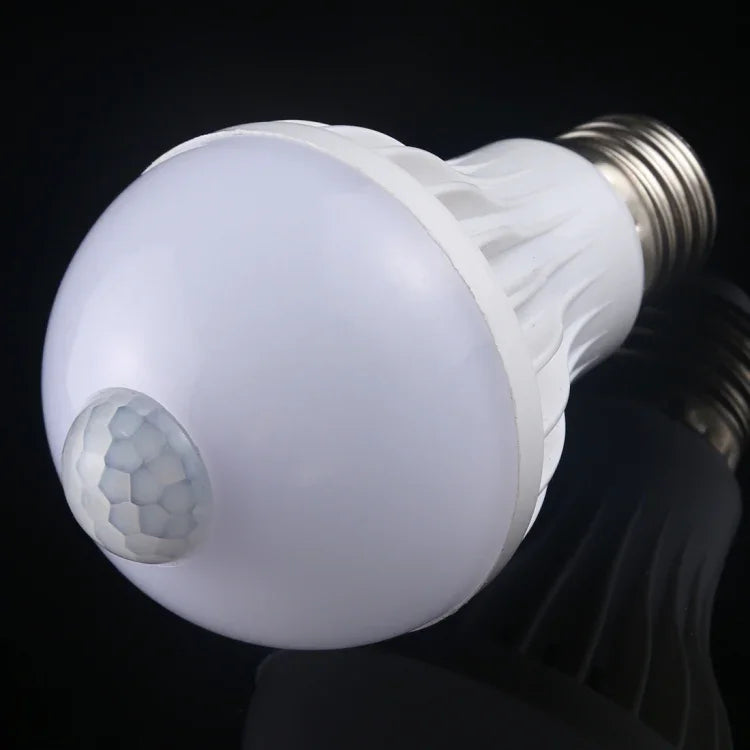 หลอดไฟ LED E27 7W 16 ดวง SMD 5730 450LM พร้อมเซนเซอร์ตรวจจับความเคลื่อนไหวอินฟราเรด ระยะเซนเซอร์: 4-6 เมตร, AC 220V, E27 7W แสงขาว