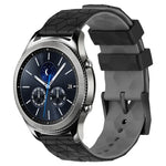 สายรัดนาฬิกาซิลิโคนลายฟุตบอลสองสี 22 มม. สำหรับ Samsung Galaxy Watch3 45 มม., Samsung Galaxy Watch 46 มม., Samsung Gear S3 Classic, Samsung Gear S3 Frontier