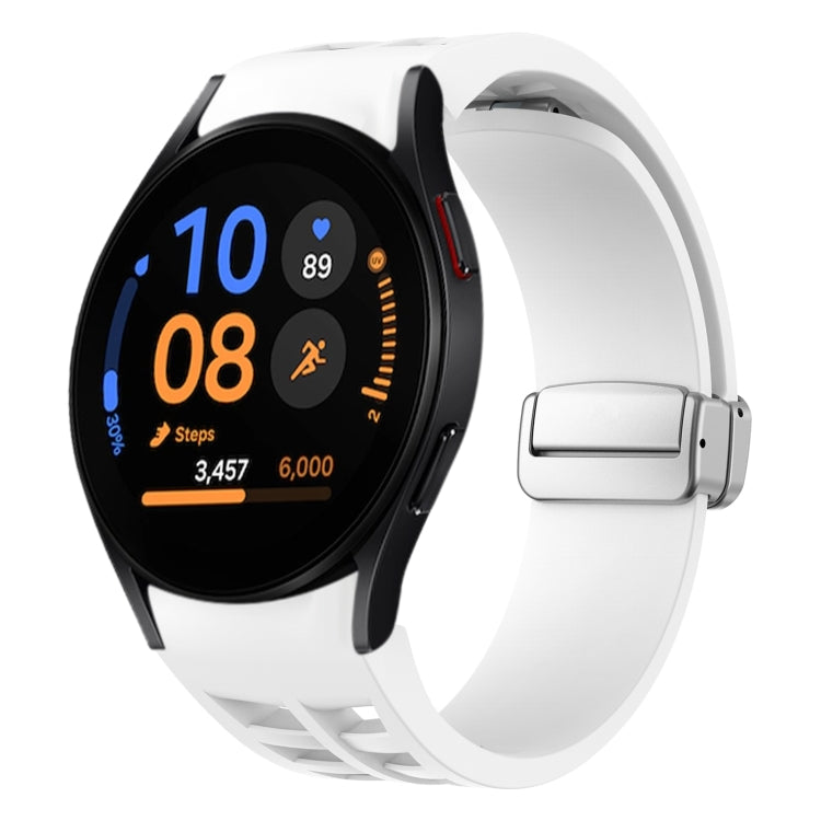 สายรัดนาฬิกาซิลิโคนพร้อมหัวเข็มขัดเงินแม่เหล็กพับได้ Richard สำหรับ Samsung Galaxy Watch FE ขนาด 40 มม., สำหรับ Samsung Galaxy Watch 5 Pro Golf Edition, สำหรับ Samsung Galaxy Watch 5 Golf Edition