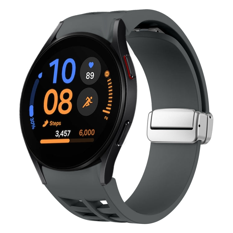 สายรัดนาฬิกาซิลิโคนพร้อมหัวเข็มขัดเงินแม่เหล็กพับได้ Richard สำหรับ Samsung Galaxy Watch FE ขนาด 40 มม., สำหรับ Samsung Galaxy Watch 5 Pro Golf Edition, สำหรับ Samsung Galaxy Watch 5 Golf Edition