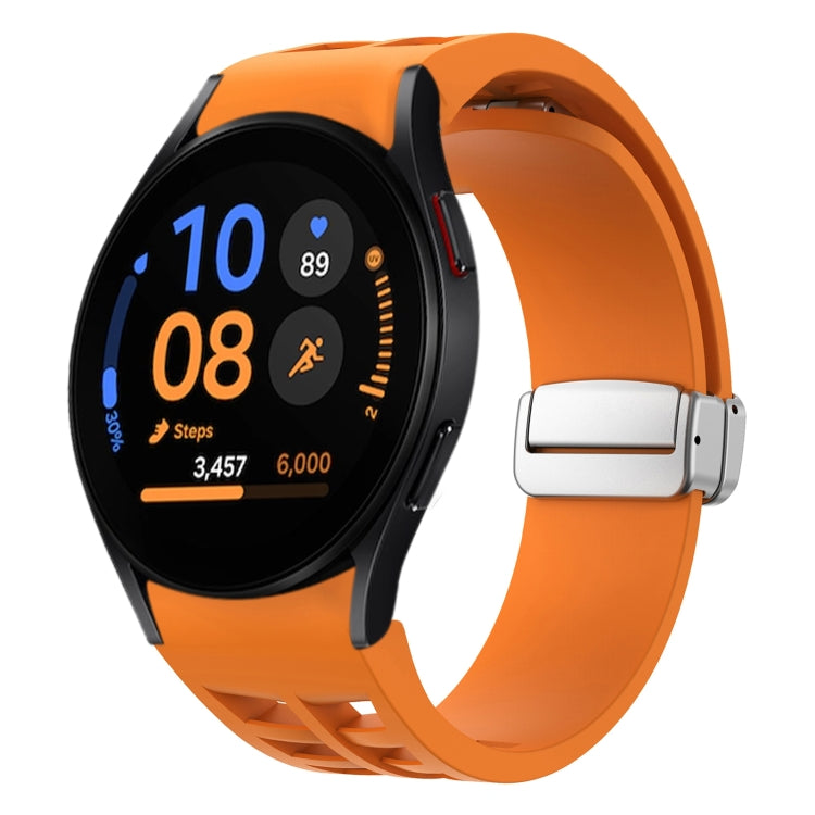 สายรัดนาฬิกาซิลิโคนพร้อมหัวเข็มขัดเงินแม่เหล็กพับได้ Richard สำหรับ Samsung Galaxy Watch FE ขนาด 40 มม., สำหรับ Samsung Galaxy Watch 5 Pro Golf Edition, สำหรับ Samsung Galaxy Watch 5 Golf Edition