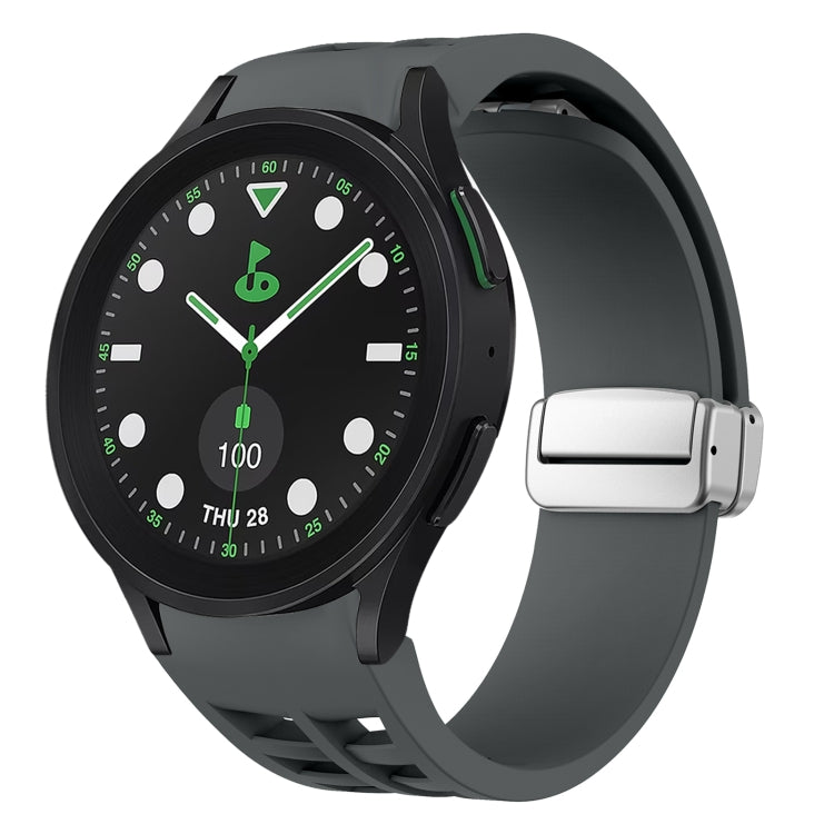 สายรัดนาฬิกาซิลิโคนพร้อมหัวเข็มขัดเงินแม่เหล็กพับได้ Richard สำหรับ Samsung Galaxy Watch FE ขนาด 40 มม., สำหรับ Samsung Galaxy Watch 5 Pro Golf Edition, สำหรับ Samsung Galaxy Watch 5 Golf Edition