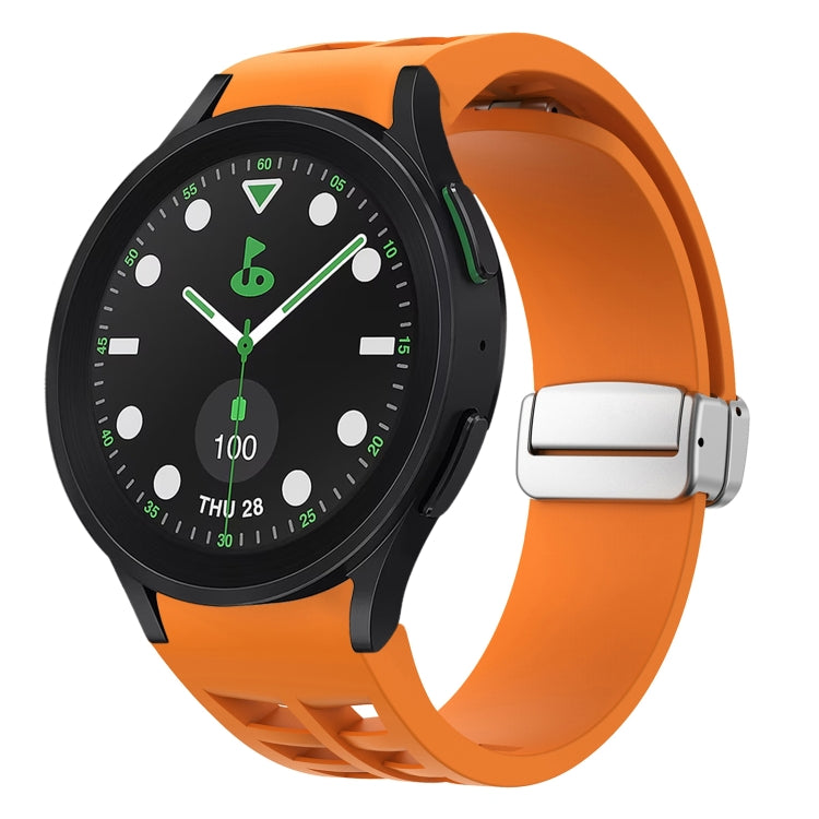 สายรัดนาฬิกาซิลิโคนพร้อมหัวเข็มขัดเงินแม่เหล็กพับได้ Richard สำหรับ Samsung Galaxy Watch FE ขนาด 40 มม., สำหรับ Samsung Galaxy Watch 5 Pro Golf Edition, สำหรับ Samsung Galaxy Watch 5 Golf Edition