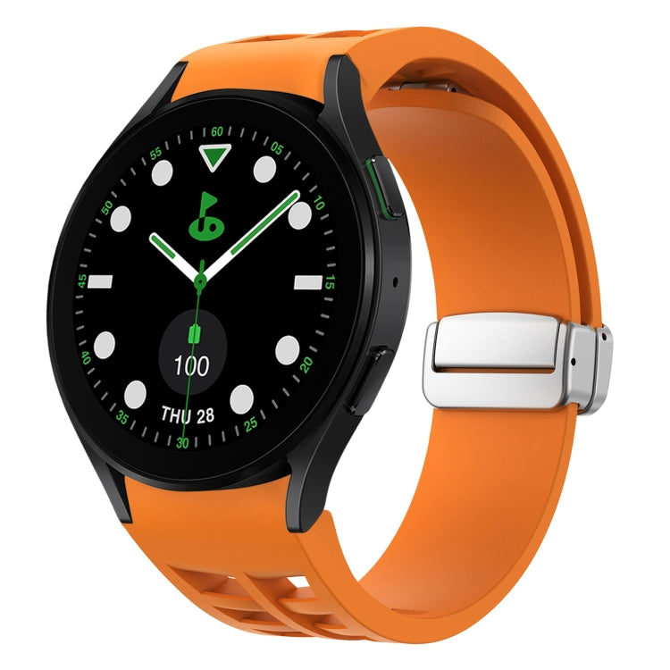 สายรัดนาฬิกาซิลิโคนพร้อมหัวเข็มขัดเงินแม่เหล็กพับได้ Richard สำหรับ Samsung Galaxy Watch FE ขนาด 40 มม., สำหรับ Samsung Galaxy Watch 5 Pro Golf Edition, สำหรับ Samsung Galaxy Watch 5 Golf Edition