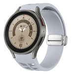 สายรัดนาฬิกาซิลิโคนพร้อมหัวเข็มขัดเงินแม่เหล็กพับได้ Richard สำหรับ Samsung Galaxy Watch 5 Pro ขนาด 45 มม., สำหรับ Samsung Galaxy Watch 7 ขนาด 40 / 44 มม., สำหรับ Samsung Galaxy Watch 6 Classic ขนาด 43 / 47 มม.