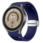 สายรัดนาฬิกาซิลิโคนพร้อมหัวเข็มขัดเงินแม่เหล็กพับได้ Richard สำหรับ Samsung Galaxy Watch 5 Pro ขนาด 45 มม., สำหรับ Samsung Galaxy Watch 7 ขนาด 40 / 44 มม., สำหรับ Samsung Galaxy Watch 6 Classic ขนาด 43 / 47 มม.