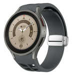 สายรัดนาฬิกาซิลิโคนพร้อมหัวเข็มขัดเงินแม่เหล็กพับได้ Richard สำหรับ Samsung Galaxy Watch 5 Pro ขนาด 45 มม., สำหรับ Samsung Galaxy Watch 7 ขนาด 40 / 44 มม., สำหรับ Samsung Galaxy Watch 6 Classic ขนาด 43 / 47 มม.