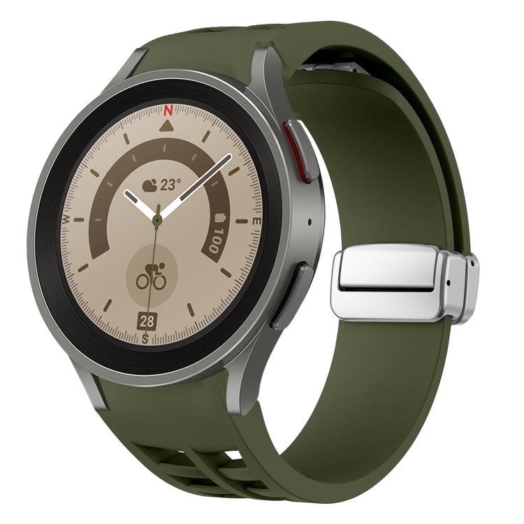 สายรัดนาฬิกาซิลิโคนพร้อมหัวเข็มขัดเงินแม่เหล็กพับได้ Richard สำหรับ Samsung Galaxy Watch 5 Pro ขนาด 45 มม., สำหรับ Samsung Galaxy Watch 7 ขนาด 40 / 44 มม., สำหรับ Samsung Galaxy Watch 6 Classic ขนาด 43 / 47 มม.