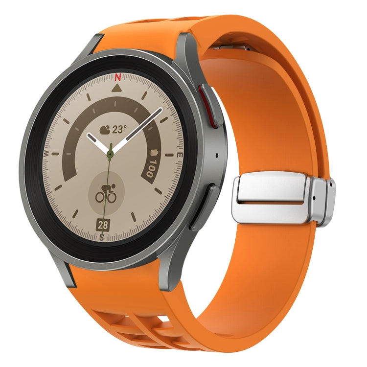 สายรัดนาฬิกาซิลิโคนพร้อมหัวเข็มขัดเงินแม่เหล็กพับได้ Richard สำหรับ Samsung Galaxy Watch 5 Pro ขนาด 45 มม., สำหรับ Samsung Galaxy Watch 7 ขนาด 40 / 44 มม., สำหรับ Samsung Galaxy Watch 6 Classic ขนาด 43 / 47 มม.