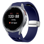 สายรัดนาฬิกาซิลิโคนพร้อมหัวเข็มขัดเงินแม่เหล็กพับได้ Richard สำหรับ Samsung Galaxy Watch 5 Pro ขนาด 45 มม., สำหรับ Samsung Galaxy Watch 7 ขนาด 40 / 44 มม., สำหรับ Samsung Galaxy Watch 6 Classic ขนาด 43 / 47 มม.
