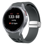 สายรัดนาฬิกาซิลิโคนพร้อมหัวเข็มขัดเงินแม่เหล็กพับได้ Richard สำหรับ Samsung Galaxy Watch 5 Pro ขนาด 45 มม., สำหรับ Samsung Galaxy Watch 7 ขนาด 40 / 44 มม., สำหรับ Samsung Galaxy Watch 6 Classic ขนาด 43 / 47 มม.