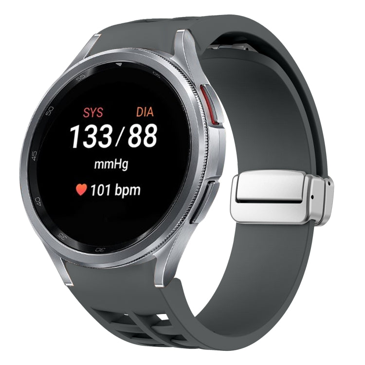 สายรัดนาฬิกาซิลิโคนพร้อมหัวเข็มขัดเงินแม่เหล็กพับได้ Richard สำหรับ Samsung Galaxy Watch 5 Pro ขนาด 45 มม., สำหรับ Samsung Galaxy Watch 7 ขนาด 40 / 44 มม., สำหรับ Samsung Galaxy Watch 6 Classic ขนาด 43 / 47 มม.