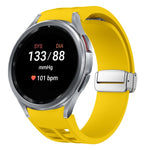 สายรัดนาฬิกาซิลิโคนพร้อมหัวเข็มขัดเงินแม่เหล็กพับได้ Richard สำหรับ Samsung Galaxy Watch 5 Pro ขนาด 45 มม., สำหรับ Samsung Galaxy Watch 7 ขนาด 40 / 44 มม., สำหรับ Samsung Galaxy Watch 6 Classic ขนาด 43 / 47 มม.