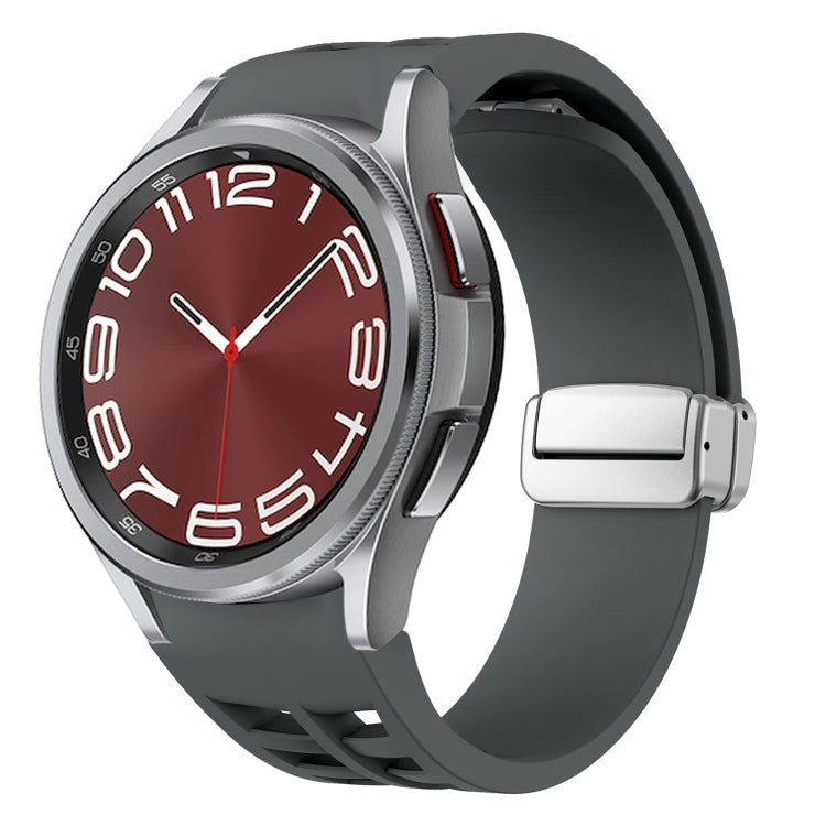 สายรัดนาฬิกาซิลิโคนพร้อมหัวเข็มขัดเงินแม่เหล็กพับได้ Richard สำหรับ Samsung Galaxy Watch 5 Pro ขนาด 45 มม., สำหรับ Samsung Galaxy Watch 7 ขนาด 40 / 44 มม., สำหรับ Samsung Galaxy Watch 6 Classic ขนาด 43 / 47 มม.