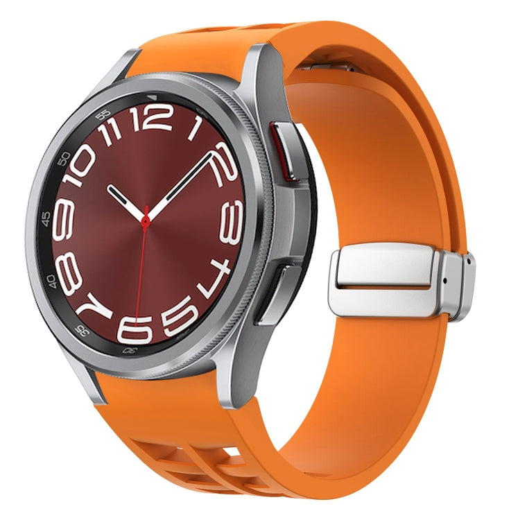 สายรัดนาฬิกาซิลิโคนพร้อมหัวเข็มขัดเงินแม่เหล็กพับได้ Richard สำหรับ Samsung Galaxy Watch 5 Pro ขนาด 45 มม., สำหรับ Samsung Galaxy Watch 7 ขนาด 40 / 44 มม., สำหรับ Samsung Galaxy Watch 6 Classic ขนาด 43 / 47 มม.