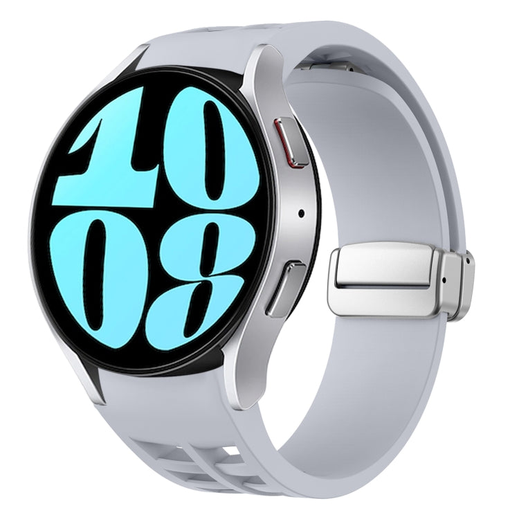 สายรัดนาฬิกาซิลิโคนพร้อมหัวเข็มขัดเงินแม่เหล็กพับได้ Richard สำหรับ Samsung Galaxy Watch 6 ขนาด 40 / 44 มม., สำหรับ Samsung Galaxy Watch 5 ขนาด 40 / 44 มม., สำหรับ Samsung Galaxy Watch 4 ขนาด 40 / 44 มม.