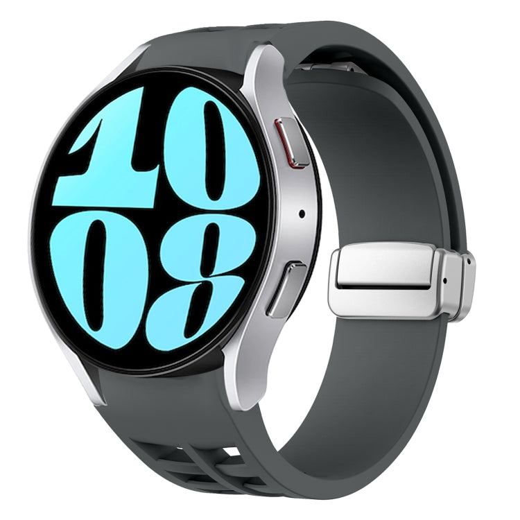 สายรัดนาฬิกาซิลิโคนพร้อมหัวเข็มขัดเงินแม่เหล็กพับได้ Richard สำหรับ Samsung Galaxy Watch 6 ขนาด 40 / 44 มม., สำหรับ Samsung Galaxy Watch 5 ขนาด 40 / 44 มม., สำหรับ Samsung Galaxy Watch 4 ขนาด 40 / 44 มม.
