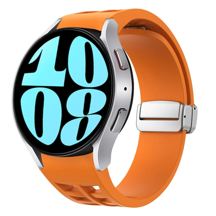 สายรัดนาฬิกาซิลิโคนพร้อมหัวเข็มขัดเงินแม่เหล็กพับได้ Richard สำหรับ Samsung Galaxy Watch 6 ขนาด 40 / 44 มม., สำหรับ Samsung Galaxy Watch 5 ขนาด 40 / 44 มม., สำหรับ Samsung Galaxy Watch 4 ขนาด 40 / 44 มม.