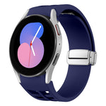 สายรัดนาฬิกาซิลิโคนพร้อมหัวเข็มขัดเงินแม่เหล็กพับได้ Richard สำหรับ Samsung Galaxy Watch 6 ขนาด 40 / 44 มม., สำหรับ Samsung Galaxy Watch 5 ขนาด 40 / 44 มม., สำหรับ Samsung Galaxy Watch 4 ขนาด 40 / 44 มม.