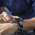 สายรัดนาฬิกาซิลิโคนหัวเข็มขัดพับแม่เหล็ก Richard สีเงิน สำหรับ Samsung Galaxy Watch 4 Classic 42 / 46mm