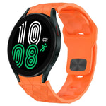 สายซิลิโคนหัวเข็มขัดกลับลายพื้นผิวฟุตบอล สำหรับ Samsung Galaxy Watch 4 44mm, สำหรับ Samsung Galaxy Watch 4 40mm, สำหรับ Samsung Galaxy Watch 4 Classic 46mm, สำหรับ Samsung Galaxy Watch 4 Classic 42mm
