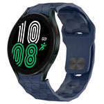สายซิลิโคนหัวเข็มขัดกลับลายพื้นผิวฟุตบอล สำหรับ Samsung Galaxy Watch 4 44mm, สำหรับ Samsung Galaxy Watch 4 40mm, สำหรับ Samsung Galaxy Watch 4 Classic 46mm, สำหรับ Samsung Galaxy Watch 4 Classic 42mm