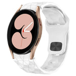 สายซิลิโคนหัวเข็มขัดกลับลายพื้นผิวฟุตบอล สำหรับ Samsung Galaxy Watch 4 44mm, สำหรับ Samsung Galaxy Watch 4 40mm, สำหรับ Samsung Galaxy Watch 4 Classic 46mm, สำหรับ Samsung Galaxy Watch 4 Classic 42mm