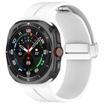 สายซิลิโคนพร้อมหัวเข็มขัดพับแม่เหล็กสีเงินสำหรับ Samsung Galaxy Watch Ultra 47มม. / Ultra 2025 Groove