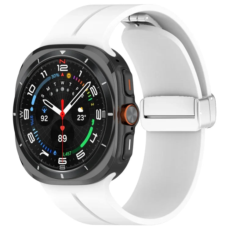 สายซิลิโคนพร้อมหัวเข็มขัดพับแม่เหล็กสีเงินสำหรับ Samsung Galaxy Watch Ultra 47มม. / Ultra 2025 Groove