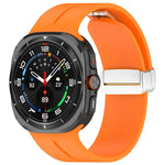 สายซิลิโคนพร้อมหัวเข็มขัดพับแม่เหล็กสีเงินสำหรับ Samsung Galaxy Watch Ultra 47มม. / Ultra 2025 Groove
