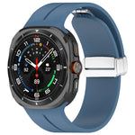 สายซิลิโคนพร้อมหัวเข็มขัดพับแม่เหล็กสีเงินสำหรับ Samsung Galaxy Watch Ultra 47มม. / Ultra 2025 Groove