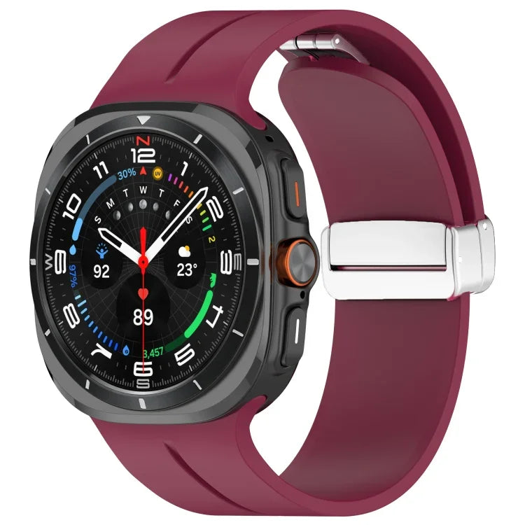สายซิลิโคนพร้อมหัวเข็มขัดพับแม่เหล็กสีเงินสำหรับ Samsung Galaxy Watch Ultra 47มม. / Ultra 2025 Groove