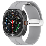 สายซิลิโคนพร้อมหัวเข็มขัดพับแม่เหล็กสีเงินสำหรับ Samsung Galaxy Watch Ultra 47มม. / Ultra 2025 Groove
