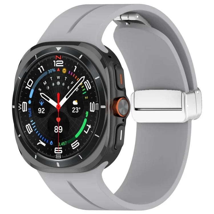 สายซิลิโคนพร้อมหัวเข็มขัดพับแม่เหล็กสีเงินสำหรับ Samsung Galaxy Watch Ultra 47มม. / Ultra 2025 Groove