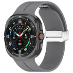 สายซิลิโคนพร้อมหัวเข็มขัดพับแม่เหล็กสีเงินสำหรับ Samsung Galaxy Watch Ultra 47มม. / Ultra 2025 Groove