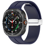 สายซิลิโคนพร้อมหัวเข็มขัดพับแม่เหล็กสีเงินสำหรับ Samsung Galaxy Watch Ultra 47มม. / Ultra 2025 Groove