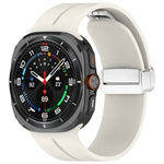 สายซิลิโคนพร้อมหัวเข็มขัดพับแม่เหล็กสีเงินสำหรับ Samsung Galaxy Watch Ultra 47มม. / Ultra 2025 Groove
