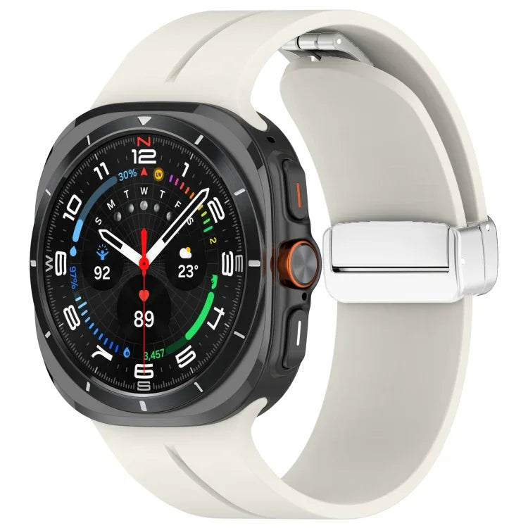 สายซิลิโคนพร้อมหัวเข็มขัดพับแม่เหล็กสีเงินสำหรับ Samsung Galaxy Watch Ultra 47มม. / Ultra 2025 Groove