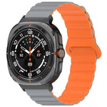 สายซิลิโคนแม่เหล็กลายจุดสองสีสำหรับ Samsung Galaxy Watch Ultra 47มม.