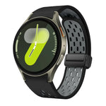 สายซิลิโคนพับแม่เหล็กสองสีพร้อมหัวเข็มขัดสีดำ สำหรับ Samsung Galaxy Watch 7 40 / 44มม., สำหรับ Samsung Galaxy Watch 5 40 / 44มม., สำหรับ Samsung Galaxy Watch 4 40 / 44มม., สำหรับ Samsung Galaxy Watch 4 Classic 42 / 46มม.