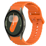สายรัดนาฬิกาซิลิโคนลายเม็ดคลื่นเย็บพร้อมระบบปลดเร็ว สำหรับ Samsung Galaxy Watch FE ขนาด 40 มม., สำหรับ Samsung Galaxy Watch 7 ขนาด 44 มม., สำหรับ Samsung Galaxy Watch 7 ขนาด 40 มม., สำหรับ Samsung Galaxy Watch 6 Classic ขนาด 47 มม.