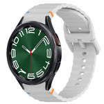 สายรัดนาฬิกาซิลิโคนลายเม็ดคลื่นเย็บพร้อมระบบปลดเร็ว สำหรับ Samsung Galaxy Watch FE ขนาด 40 มม., สำหรับ Samsung Galaxy Watch 7 ขนาด 44 มม., สำหรับ Samsung Galaxy Watch 7 ขนาด 40 มม., สำหรับ Samsung Galaxy Watch 6 Classic ขนาด 47 มม.