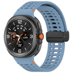 สายรัดนาฬิกาซิลิโคนเย็บระบายอากาศหัวเข็มขัดสีดำแม่เหล็ก สำหรับ Samsung Galaxy Watch8 / Watch8 Classic