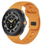 สายรัดนาฬิกาซิลิโคนหัวเข็มขัดสีดำลายจุด สำหรับ Samsung Galaxy Watch8 / Watch8 Classic