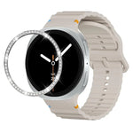 สายรัดนาฬิกาซิลิโคนขอบเพชรพร้อมหัวเข็มขัดสีเย็บลายคลื่น สำหรับ Samsung Galaxy Watch8 44 มม. และ 40 มม.