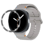 สายรัดนาฬิกาซิลิโคนขอบเพชรพร้อมหัวเข็มขัดสีเย็บลายคลื่น สำหรับ Samsung Galaxy Watch8 44 มม. และ 40 มม.