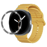 สายรัดนาฬิกาซิลิโคนขอบเพชรพร้อมหัวเข็มขัดสีเย็บลายคลื่น สำหรับ Samsung Galaxy Watch8 44 มม. และ 40 มม.