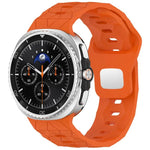 สายรัดนาฬิกาซิลิโคนหัวเข็มขัดเหล็กกลับด้านลายฟุตบอล สำหรับ Samsung Galaxy Watch8 / Watch8 Classic