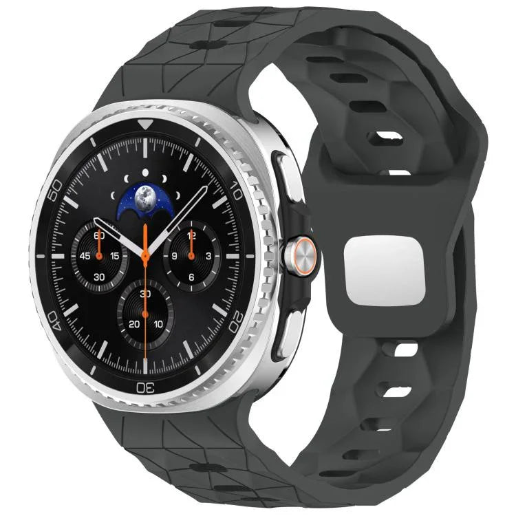 สายรัดนาฬิกาซิลิโคนหัวเข็มขัดเหล็กกลับด้านลายฟุตบอล สำหรับ Samsung Galaxy Watch8 / Watch8 Classic